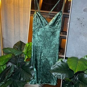 🌙 EMERALD GREEN SATIN SLIP-